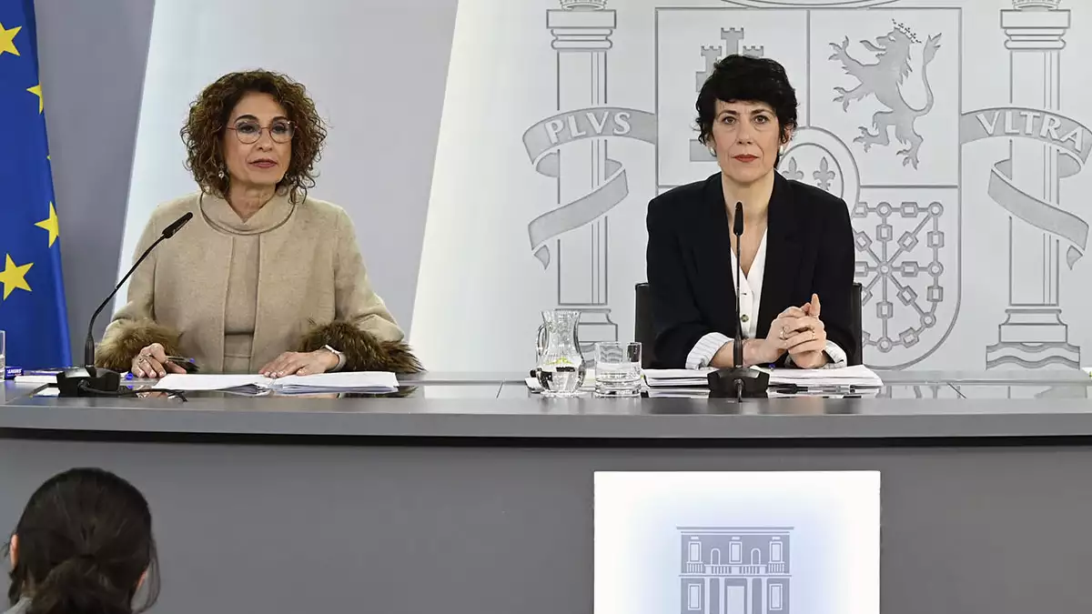 La vicepresidenta primera y ministra de Hacienda, María Jesús Montero y la ministra de Inclusión, Seguridad Social y Migraciones, Elma Saiz