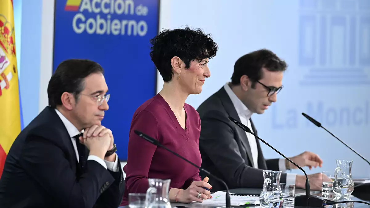 El ministro de Asuntos Exteriores, Unión Europea y Cooperación, junto a la ministra de Inclusión, Seguridad Social y Migraciones, y el ministro de Economía, Comercio y Empresa