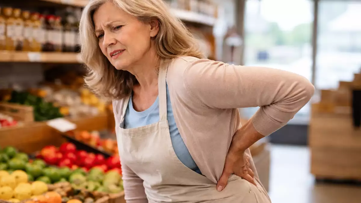 Trabajadora con dolor lumbar