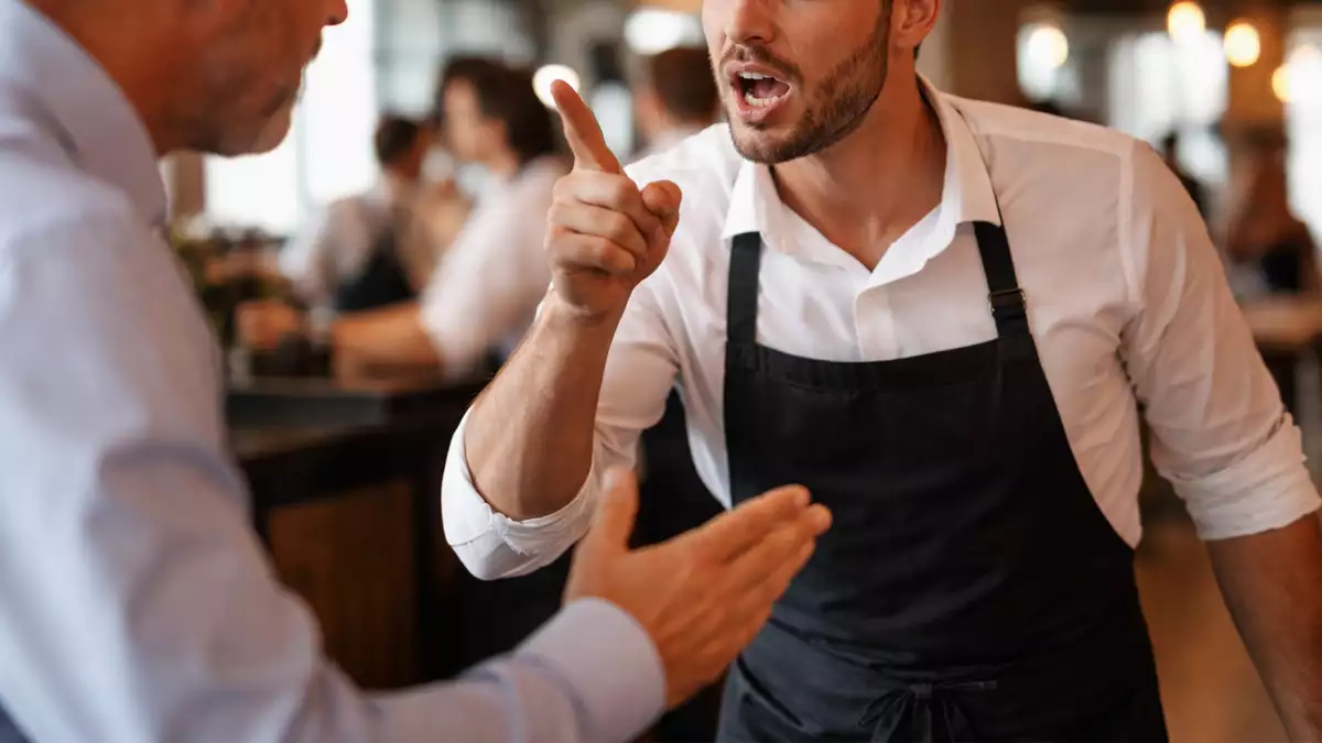 Camarero discutiendo con su jefe