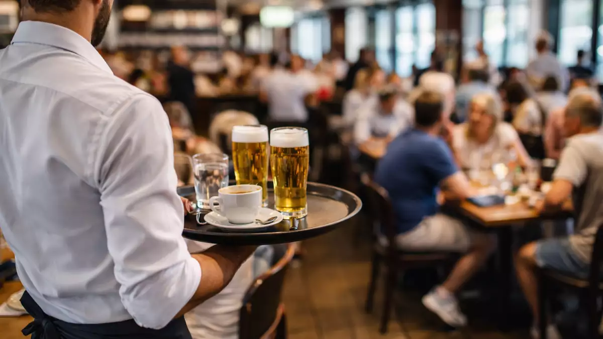 camarero sirviendo bebidas en un bar durante jornada laboral
