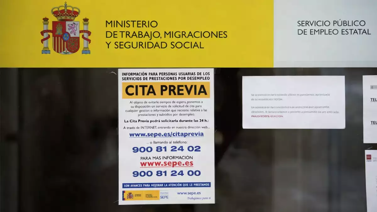 Fachada de la oficina del SEPE con el cartel de cita previa