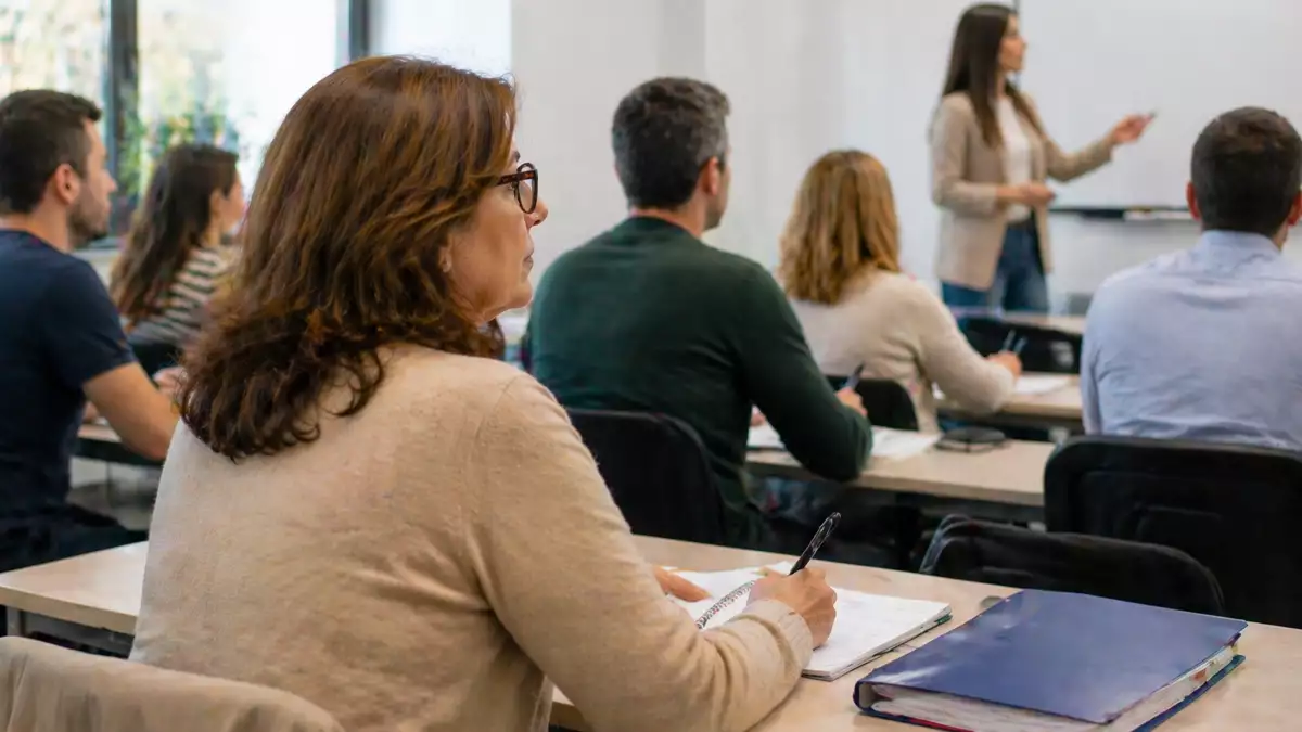 Trabajadores realizando un curso de formación en horario laboral en una empresa