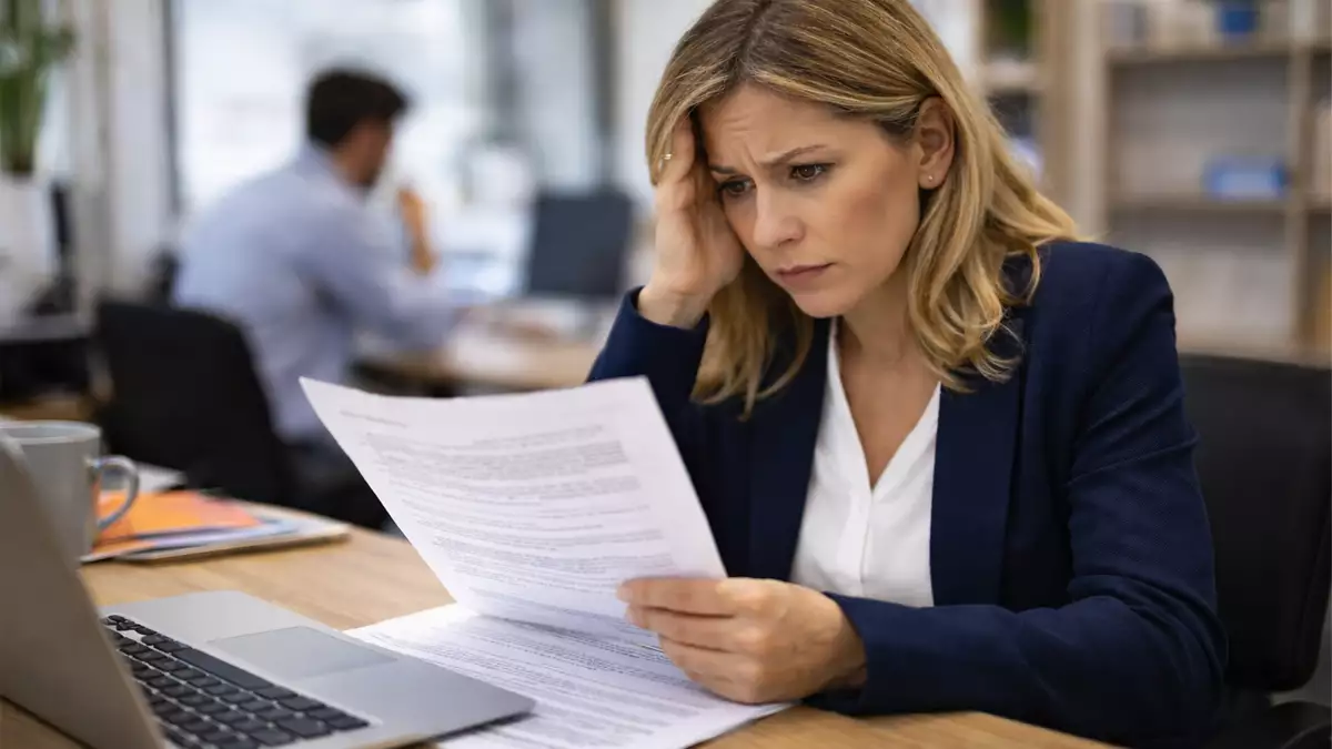 Trabajadora revisando su contrato laboral