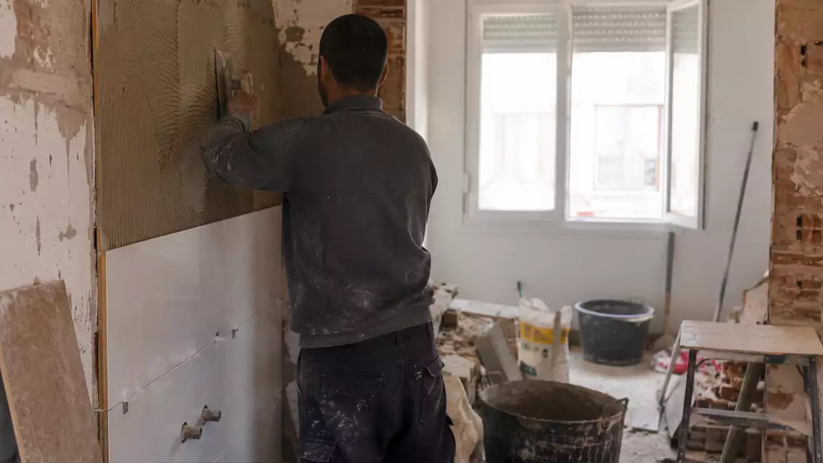 Albañil trabajando en una reforma de vivienda en España