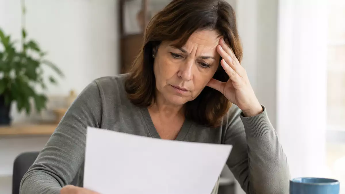 Beneficiario del subsidio para mayores de 52 años revisando una notificación del SEPE