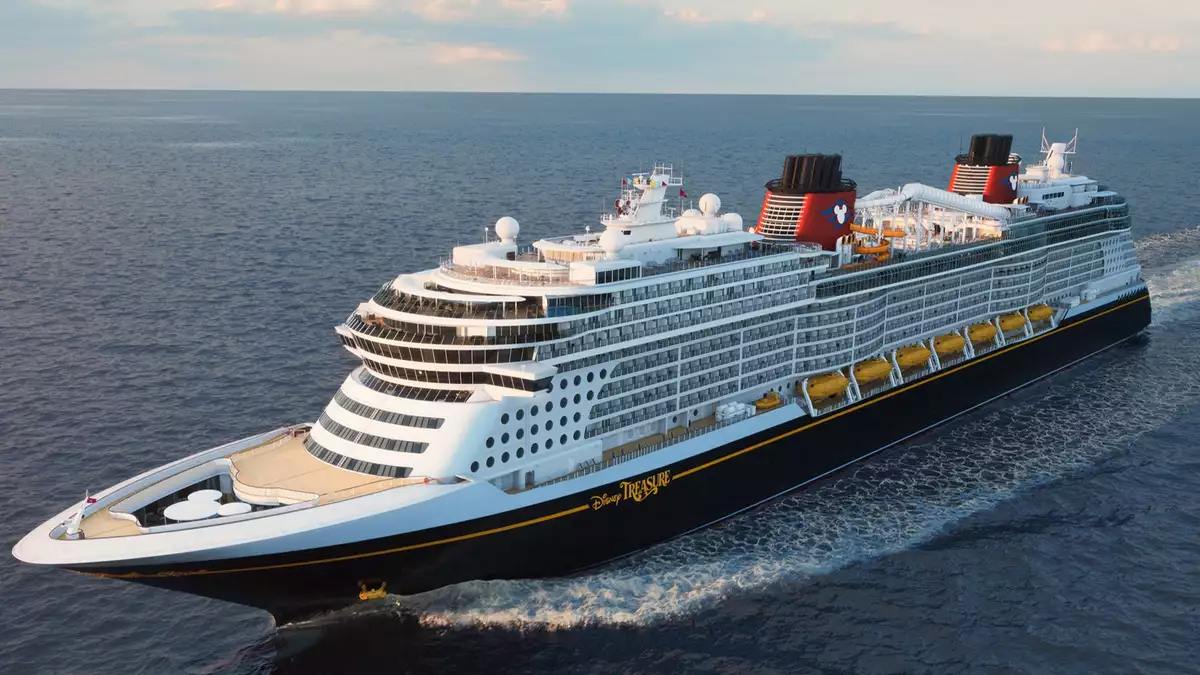 Crucero de Disney navegando en alta mar