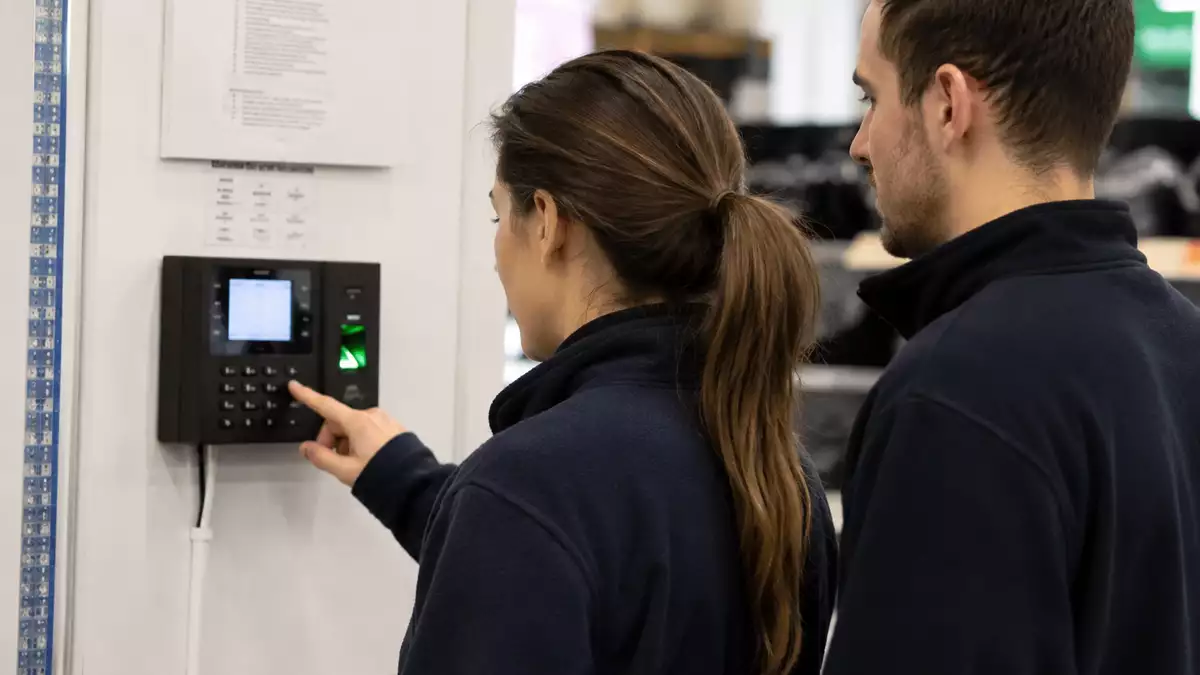 Trabajadores falsificando el registro horario
