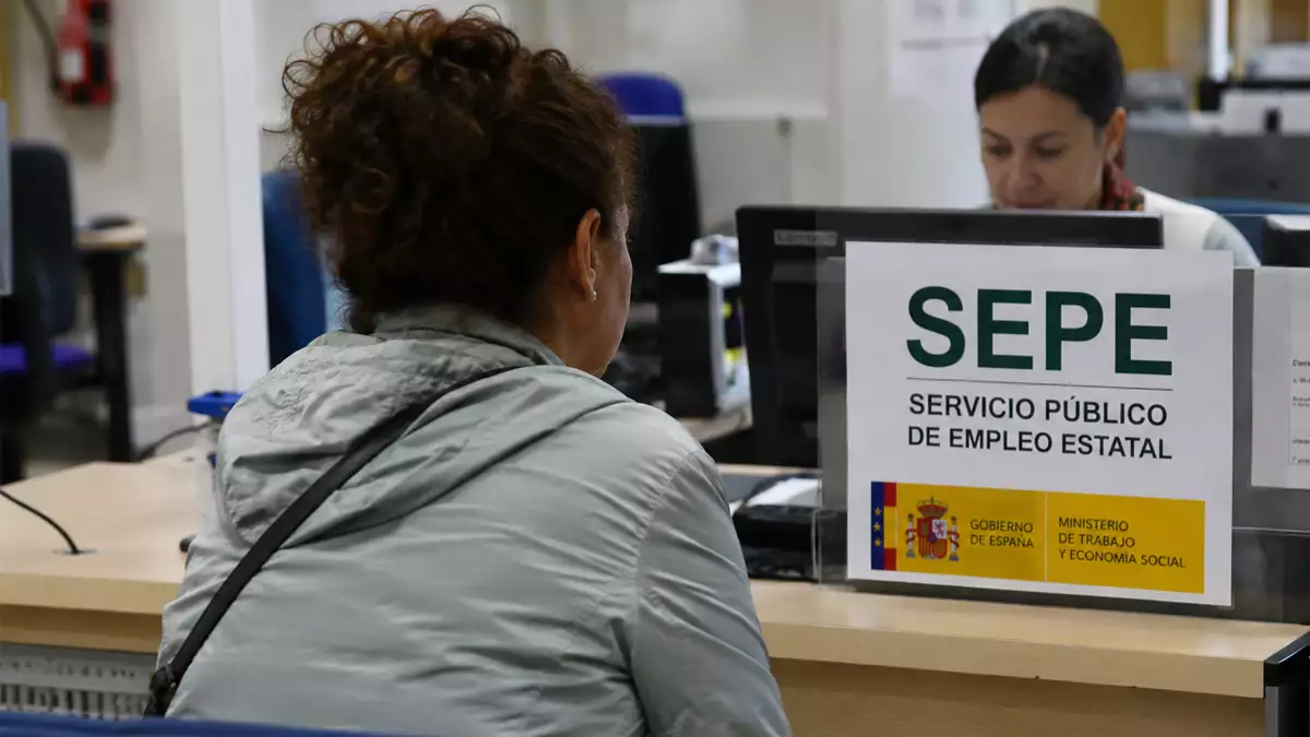 Madre desempleada solicitando subsidio en el SEPE