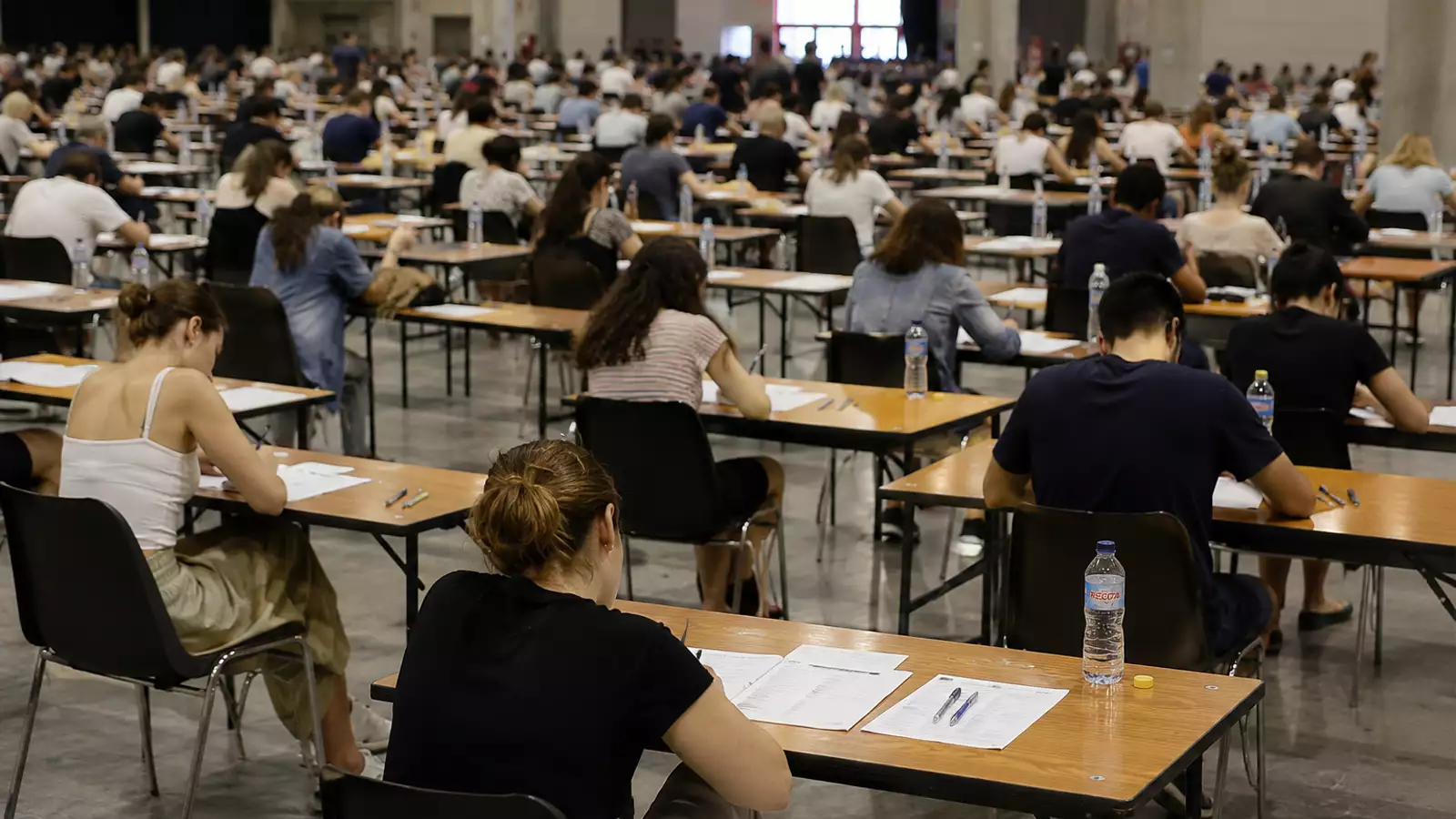 Opositores realizando examen
