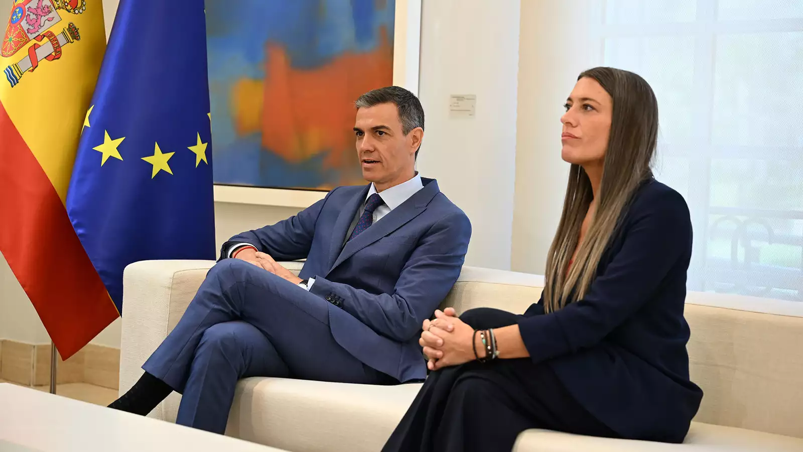 El presidente del Gobierno, Pedro Sánchez y Miriam Nogeras de Junts