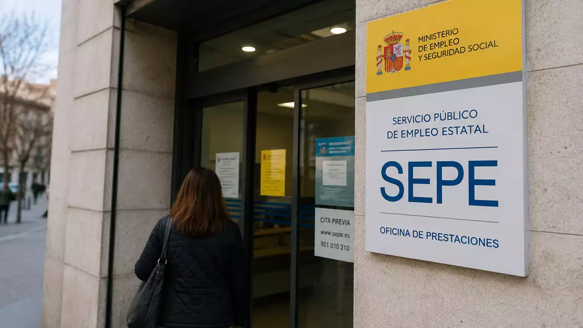 Entrance to a Spanish public employment service office; sign reads SEPE and Ministerio de Empleo y Seguridad Social on the wall.