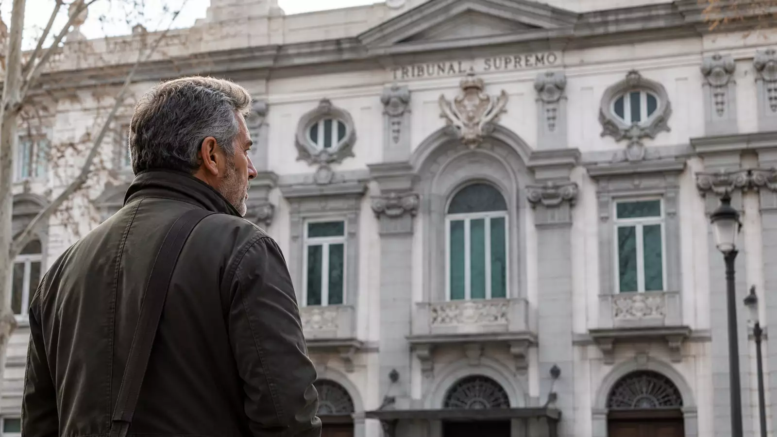 Trabajador mayor de 55 años tras un ERE junto al Tribunal Supremo