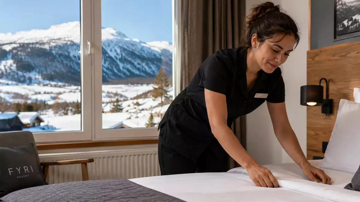 Trabajadora de limpieza en un resort de lujo de Noruega