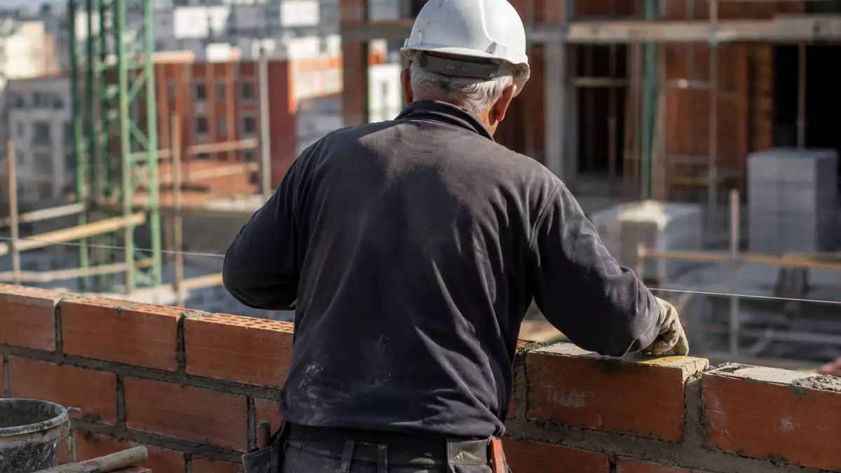 Albañil mayor de 60 años trabajando