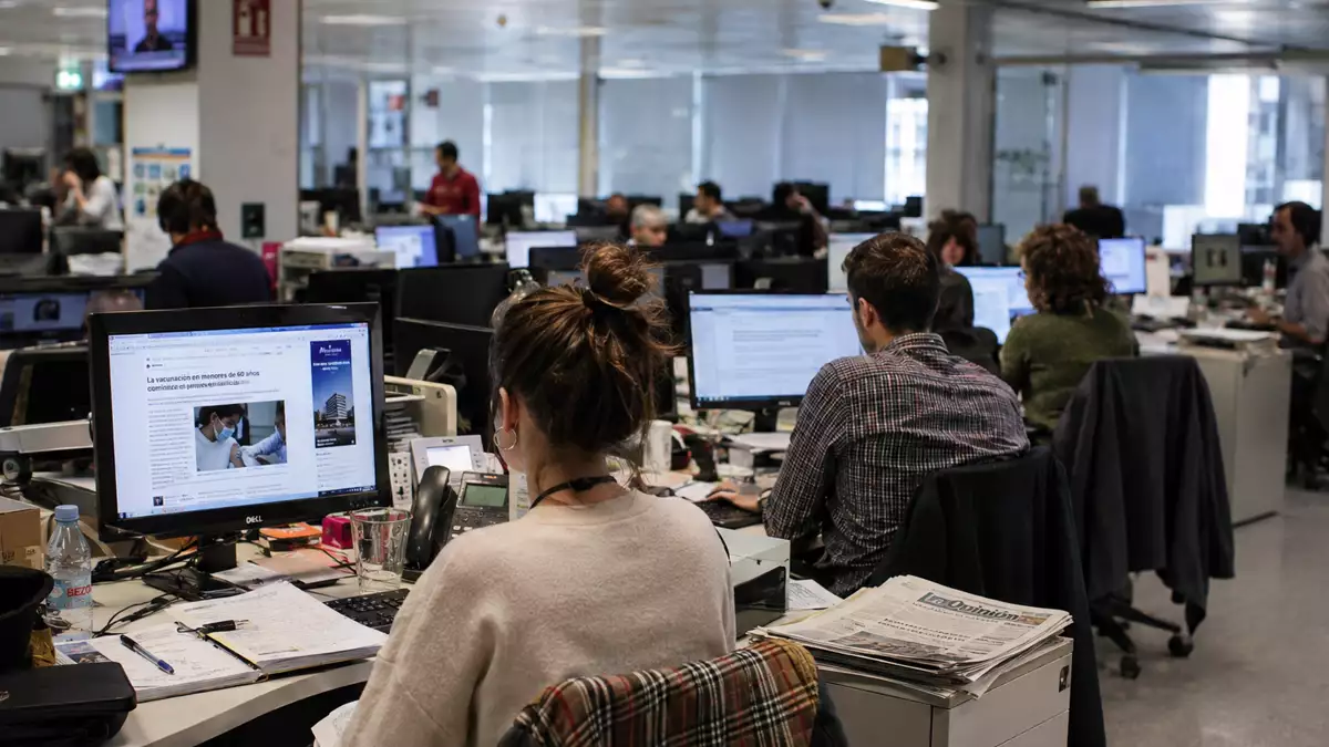 Redacción periodística con periodistas trabajando