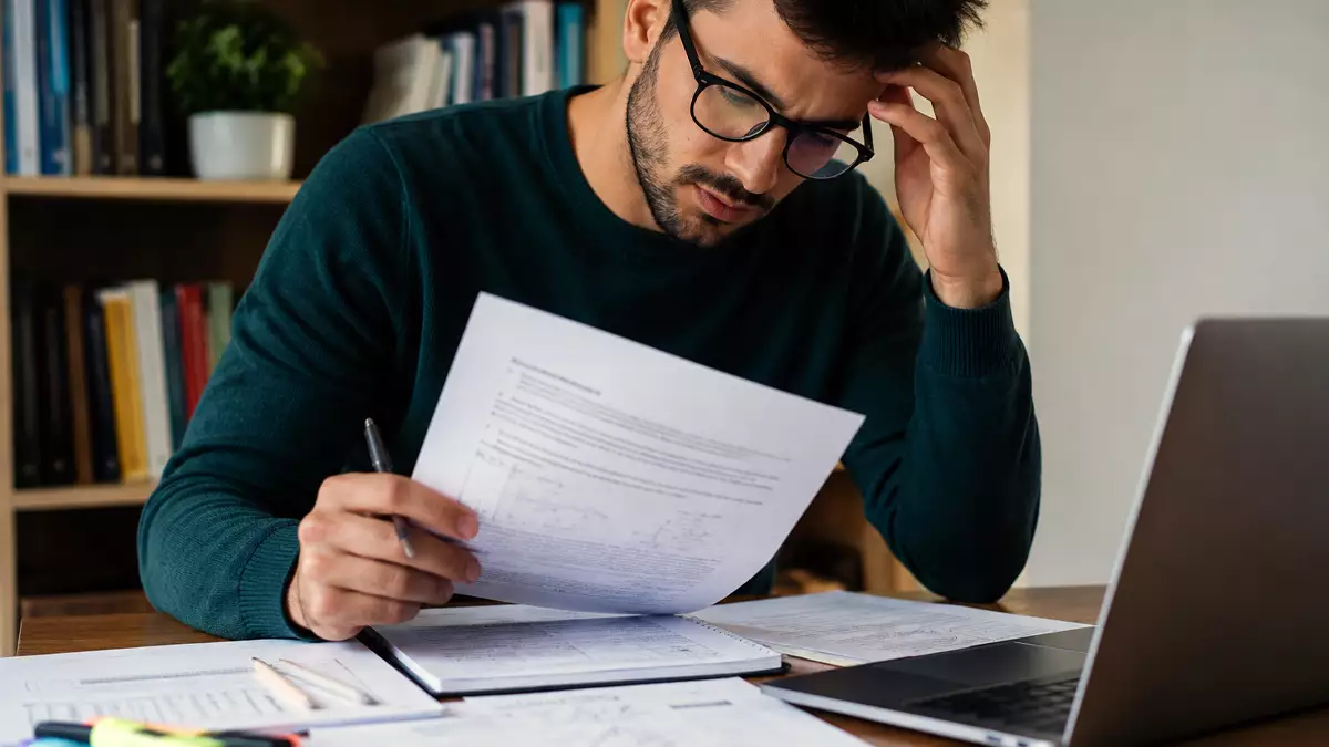 Opositor revisando examen de una oposición