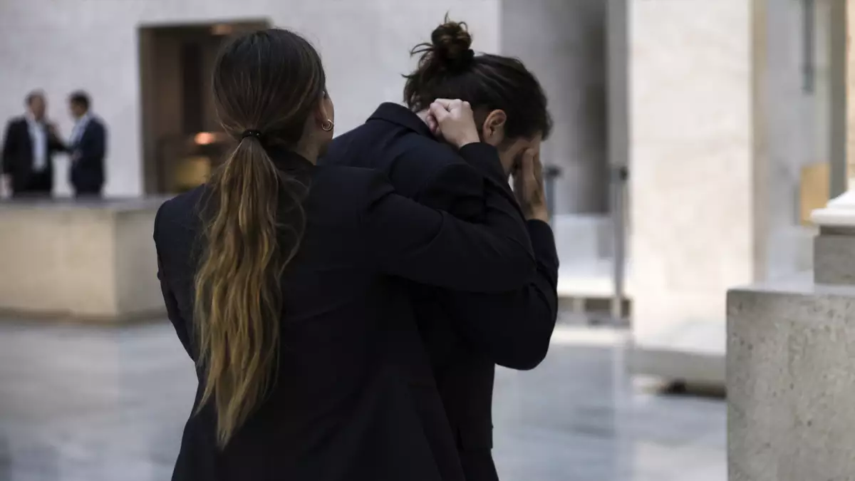 Trabajadora acosa a otro compañero agarrándole el pelo