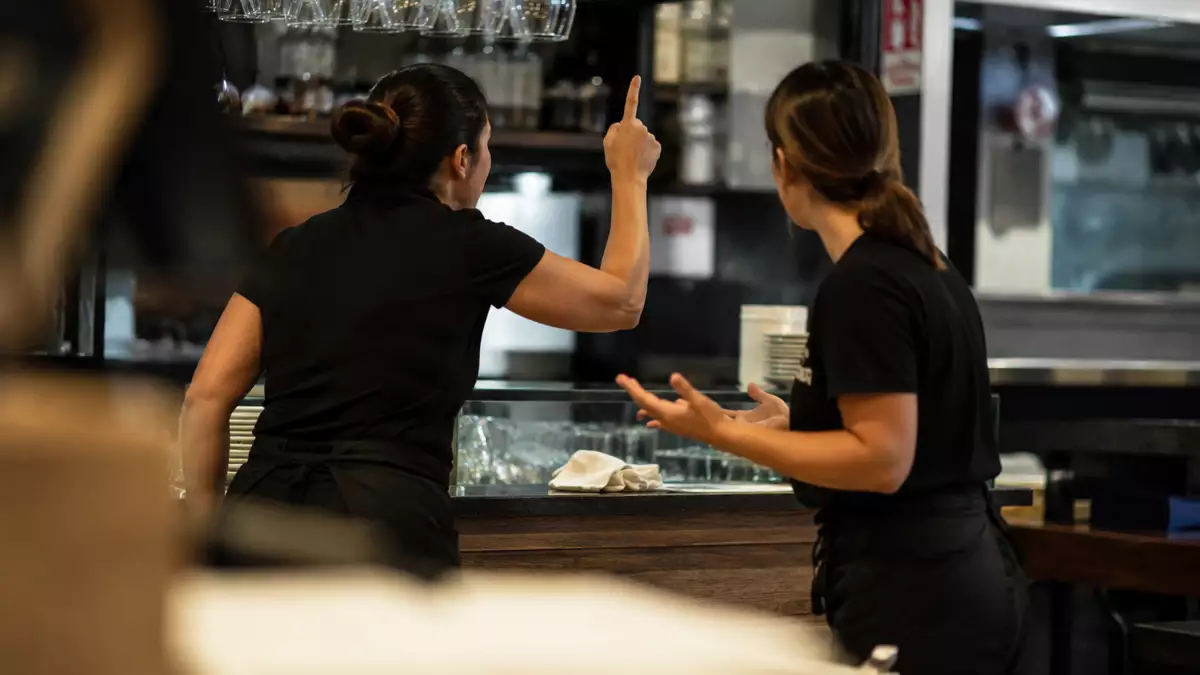 Trabajadoras de hostelería discutiendo