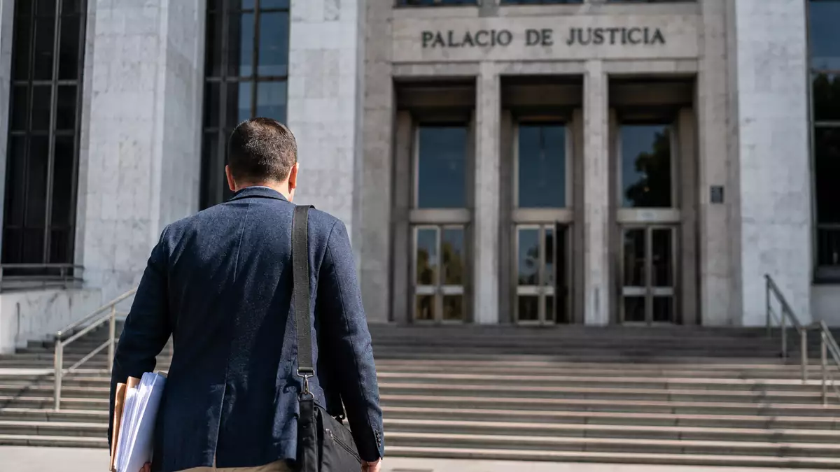 Abogado inhabilitado por delito de deslealtad profesional