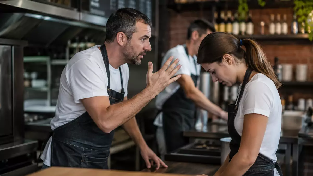 Trabajadora hostelera que está sufriendo una situación de acoso laboral