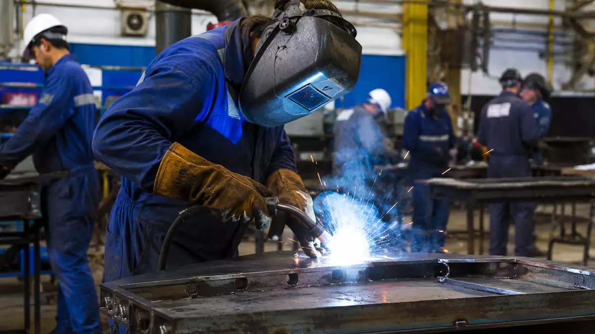 Alumno realizando prácticas de formación en el sector naval con equipos de soldadura