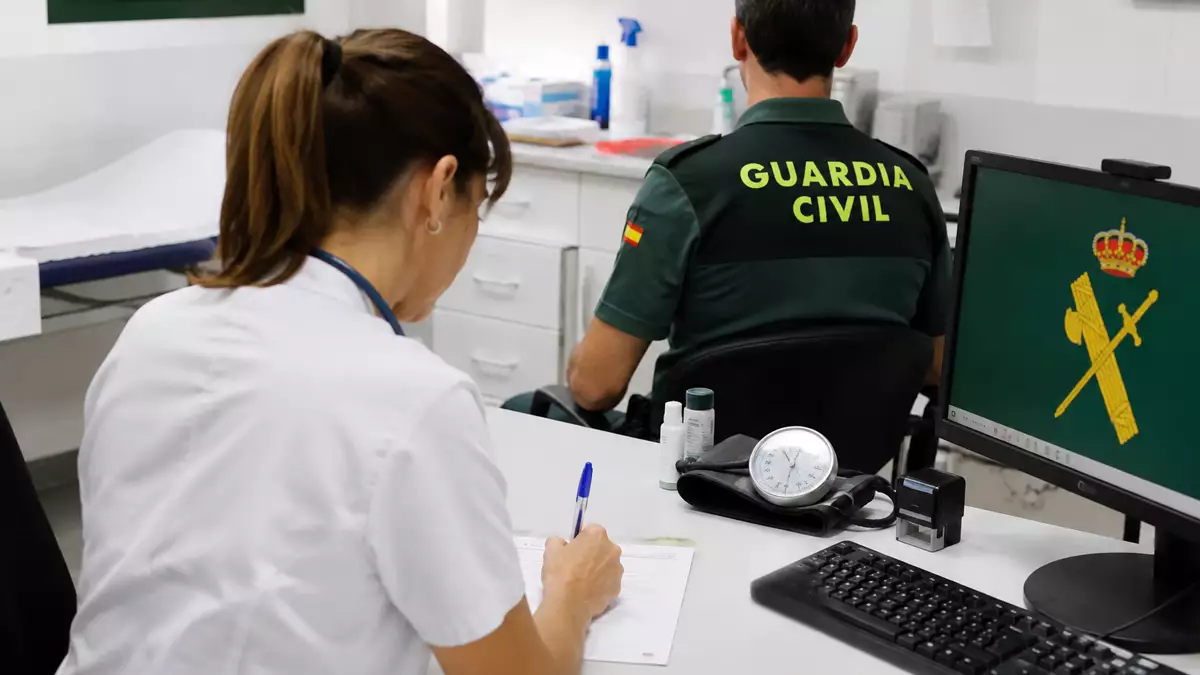Personal sanitario atendiendo en una dependencia de la Guardia Civil.