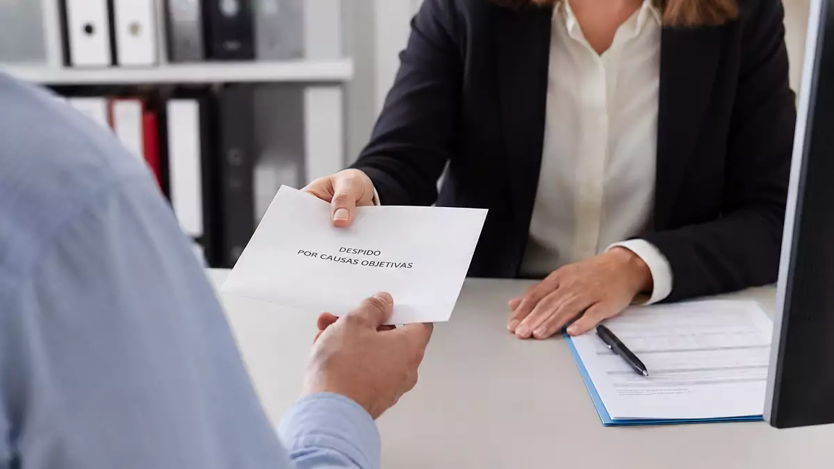 Trabajador recibiendo la carta de despido objetivo