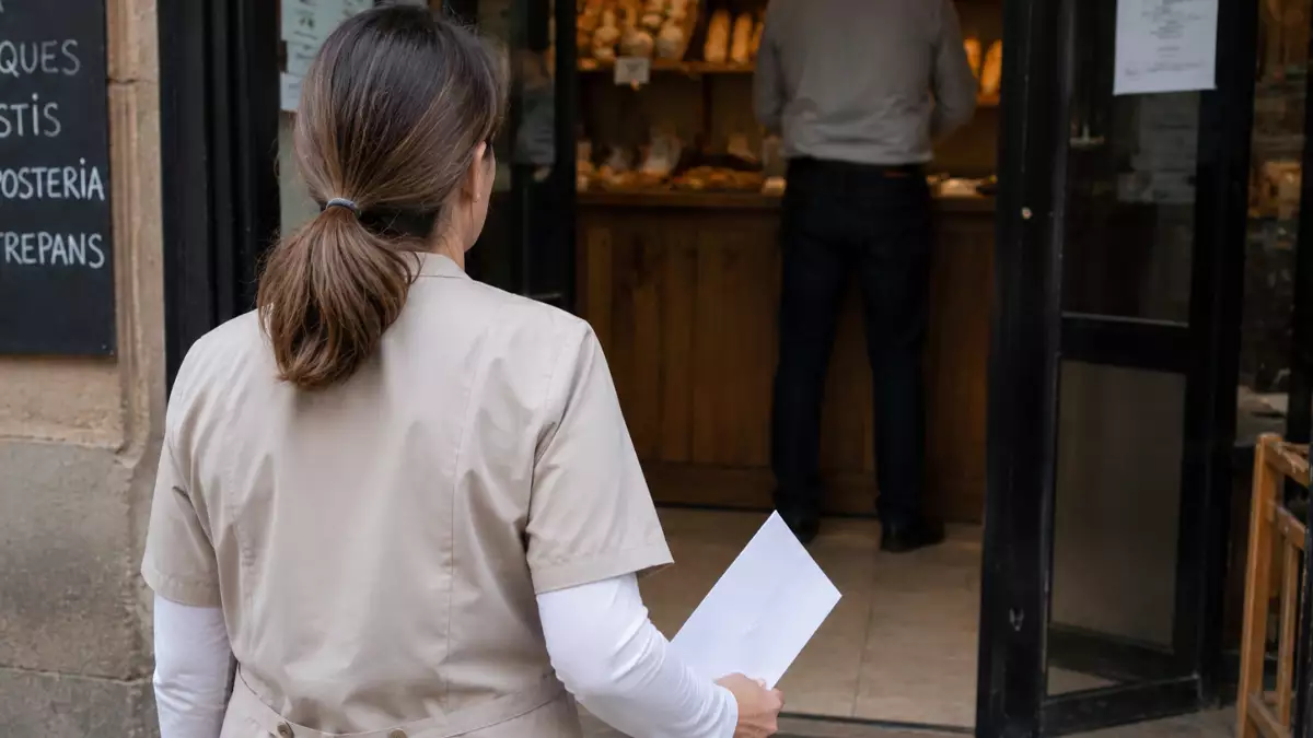 Empleada de una panadería que recibe la carta de despido