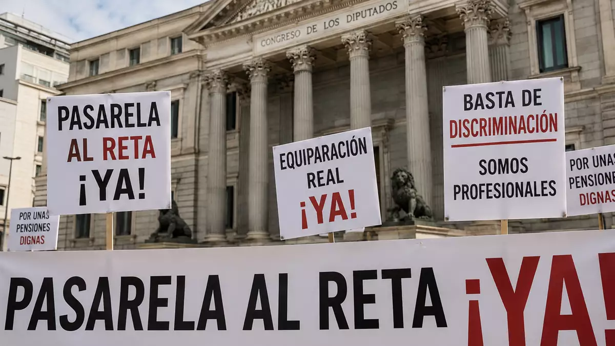 Recreación con inteligencia artificial de una protesta de mutualistas frente al Congreso de los Diputados para reclamar la pasarela al RETA.