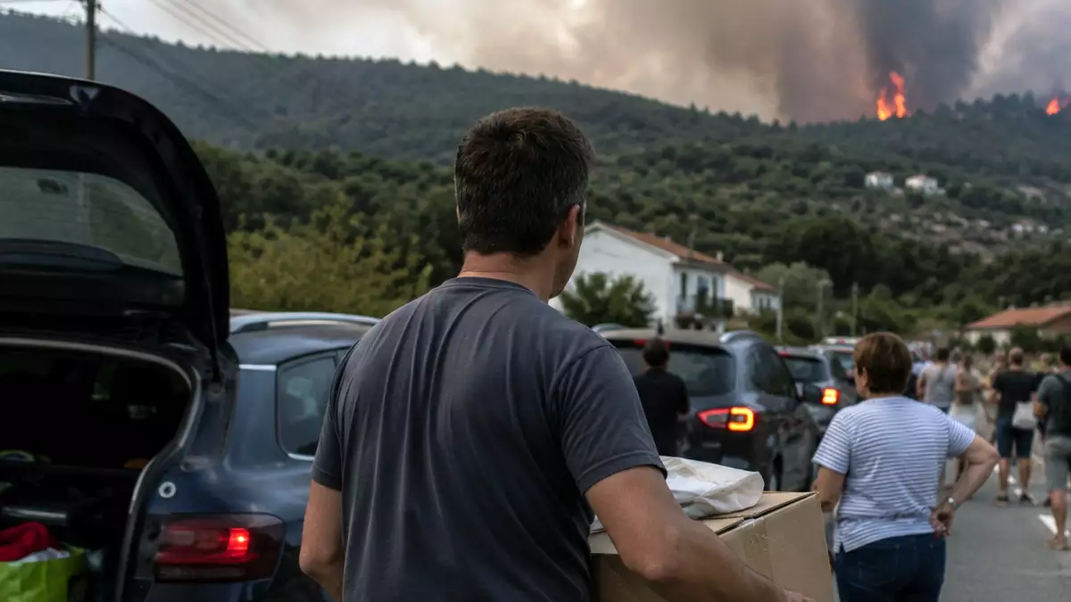 Vecinos evacúan sus viviendas por un incendio forestal