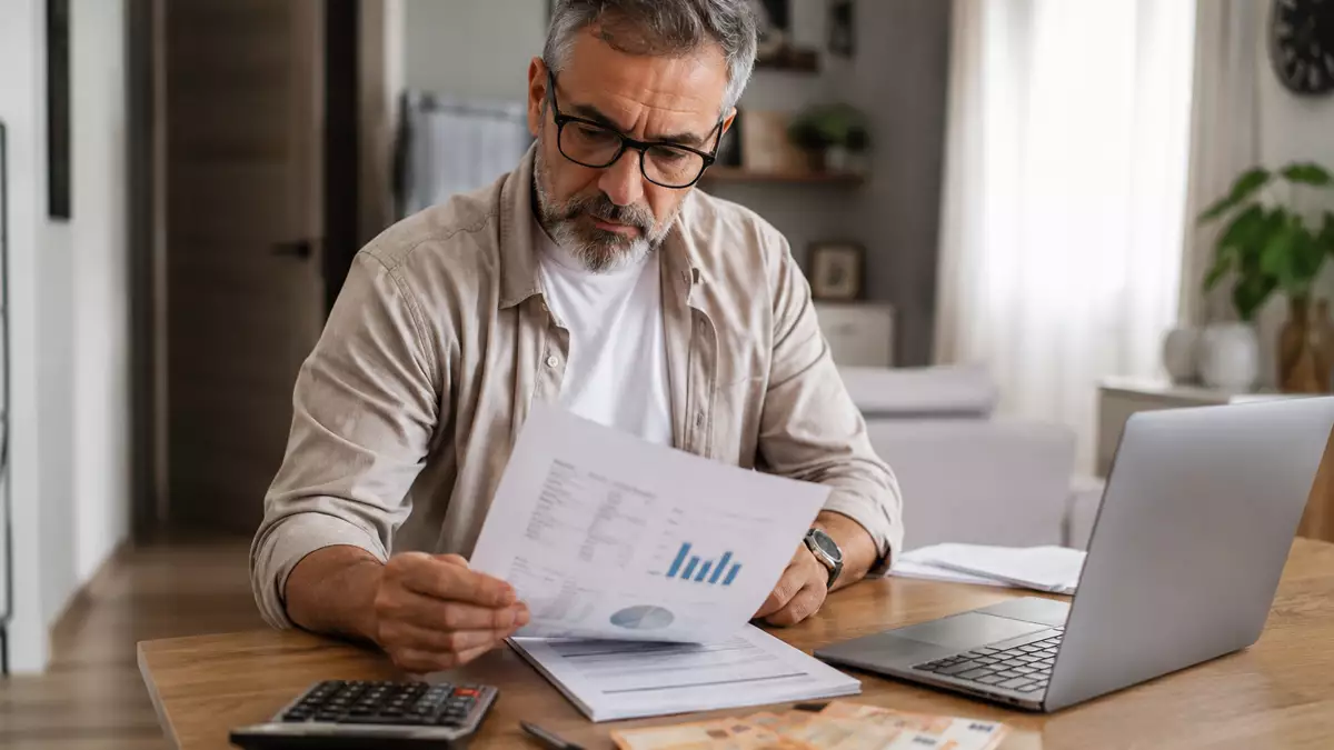 Persona revisando la documentación para rescatar un plan de pensiones mientras cobra el subsidio para mayores de 52 años