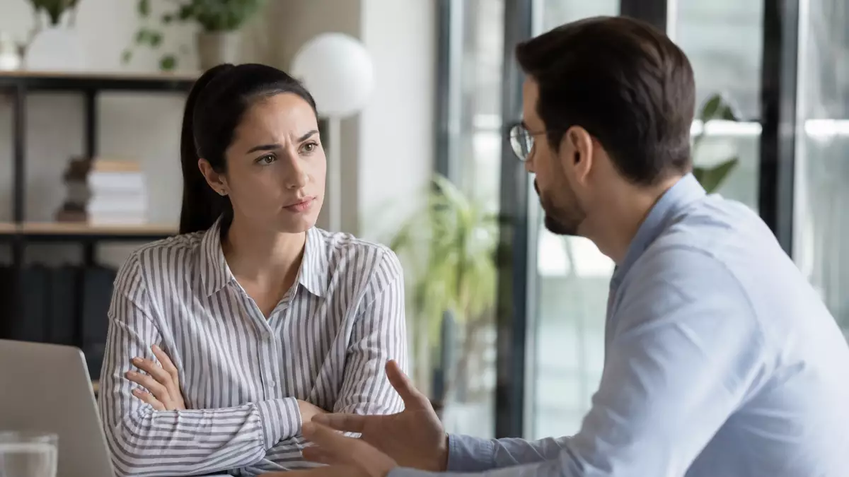 Trabajadora muestra su desacuerdo durante una conversación con su jefe