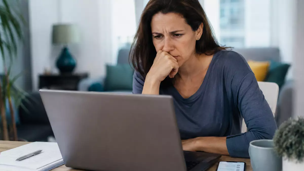 Trabajadora que decide hacer teletrabajo por su cuenta