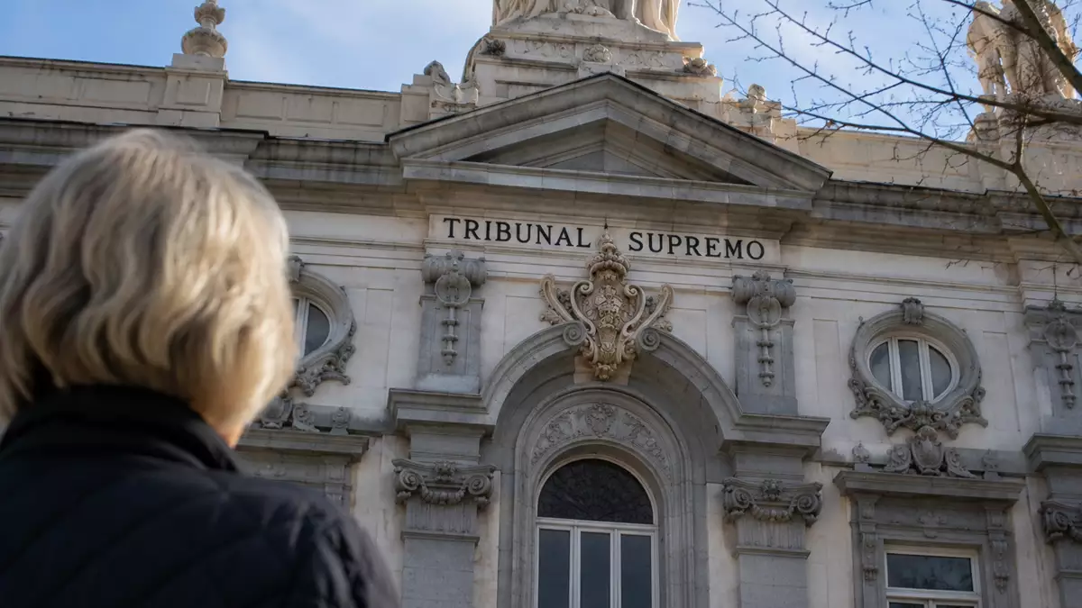 Fachada del Tribunal Supremo con una persona mayor observando el edificio en una imagen relacionada con jubilación y Seguridad Social