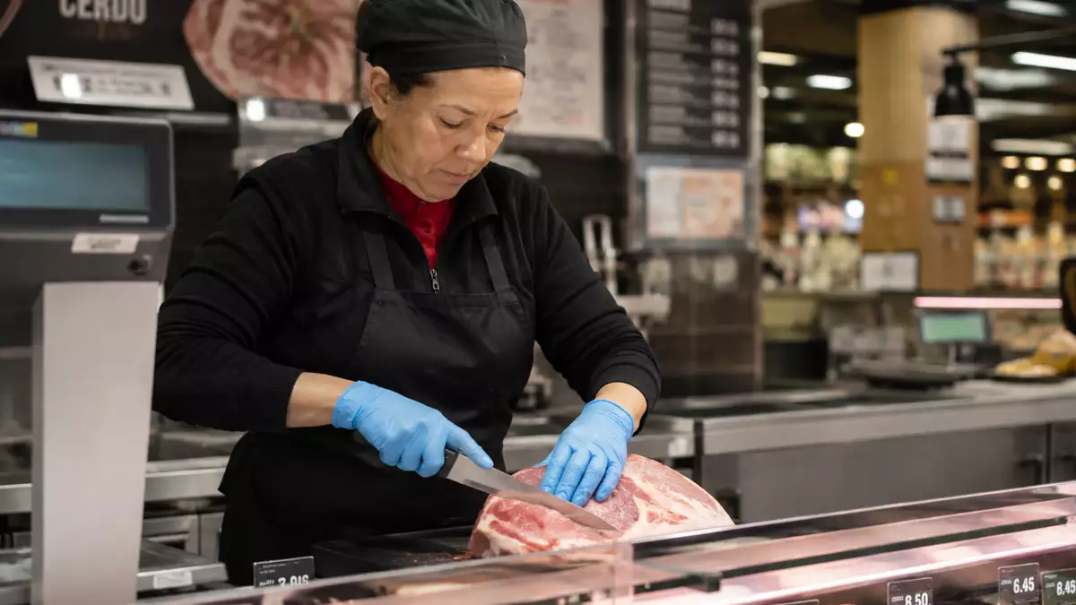 Carnicera de supermercado Trabajando
