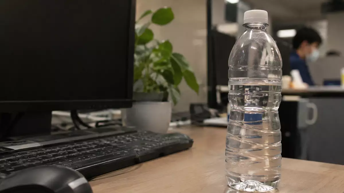 Imagen generad con IA de una botella de trabajo en el escritorio de la oficina