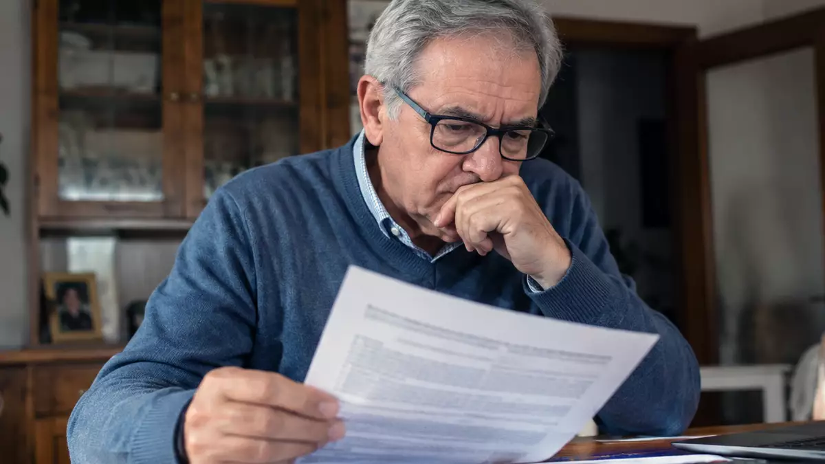Imagen generada con IA de un jubilado revisando su jubilación anticipada