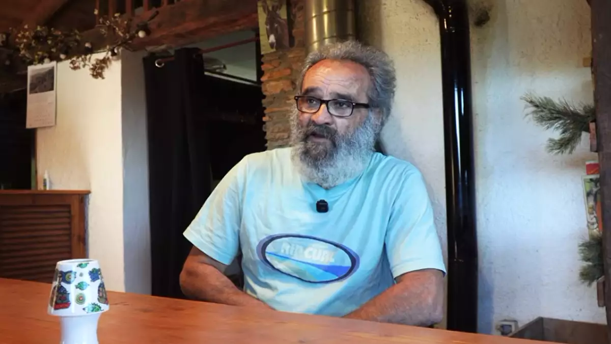 Tomás tiene 64 años y vive con los 480 euros que cobra del subsidio en un pueblo abandonado